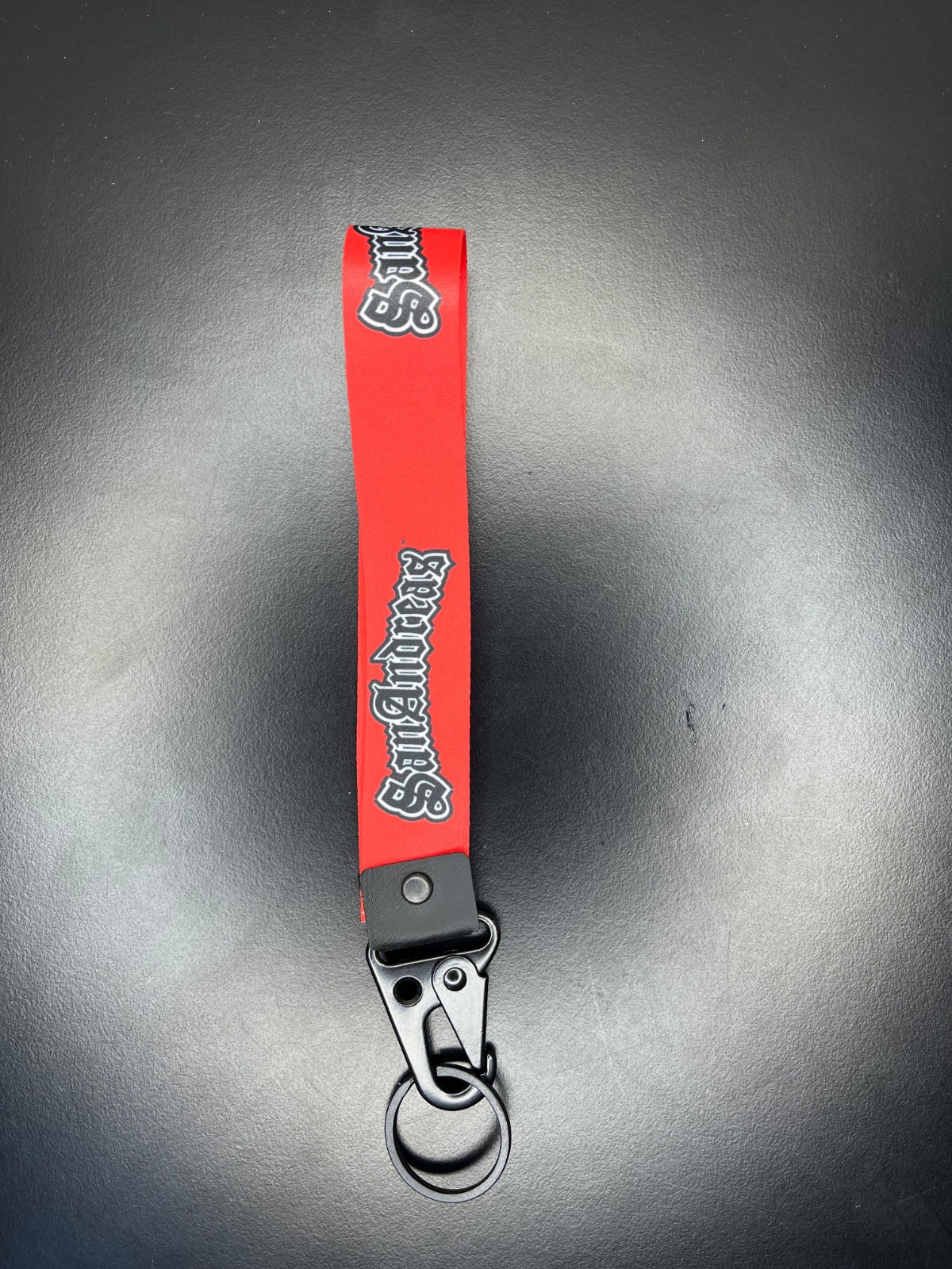 Ürün Adı: San Andreas Logo Tasarımlı Kordon Anahtarlık - Street Red Edition