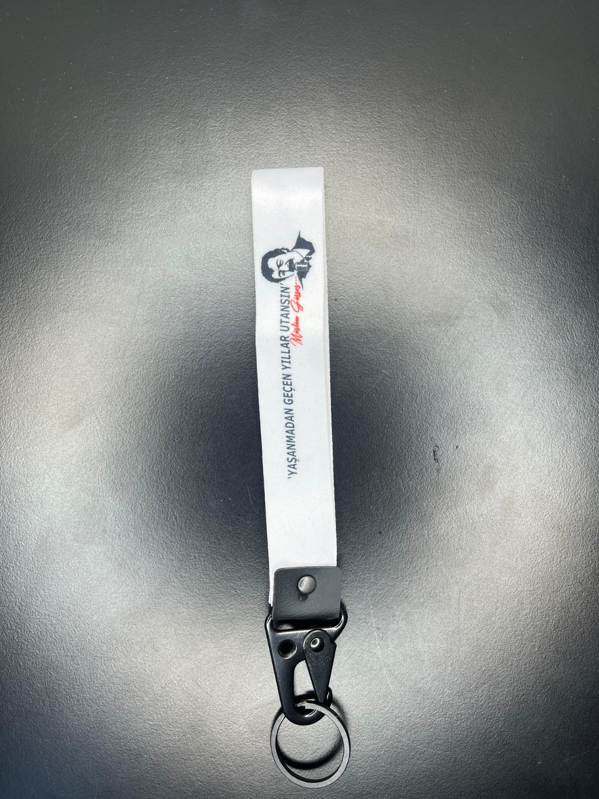 Müslüm Gürses "Yaşanmadan Geçen Yıllar Utansın" Tasarımlı Kordon Anahtarlık